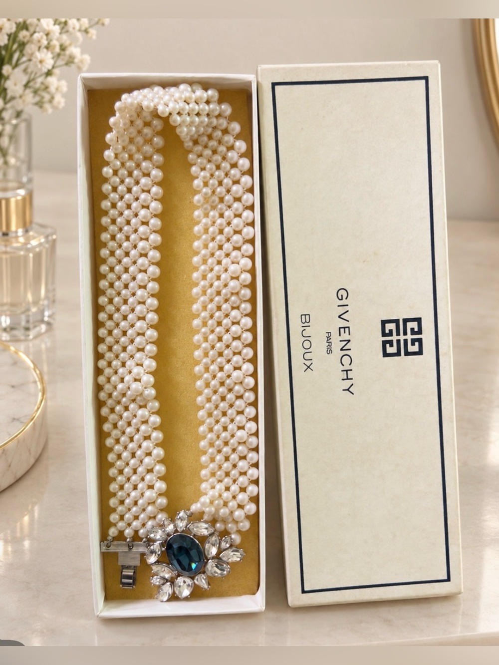 GIVENCHY Vintage Pearl Choker w/ Center Gem in original box EUC - Picture 3 of 11
